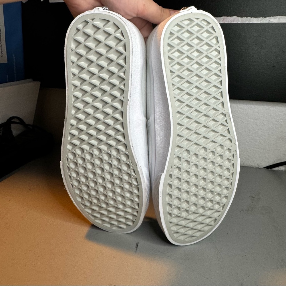 Vans - Picture 5 of 6